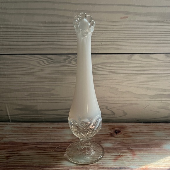 Elegant MCM Fenton White and clear Glass Bud Vase - Picture 1 of 8